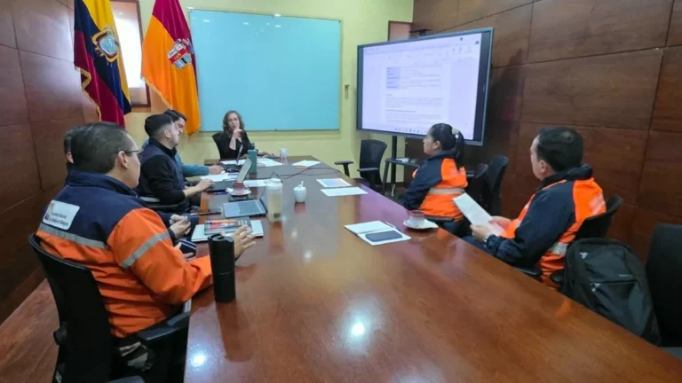 Coordinación técnica de la Prefectura del Azuay para simulacro de emergencia