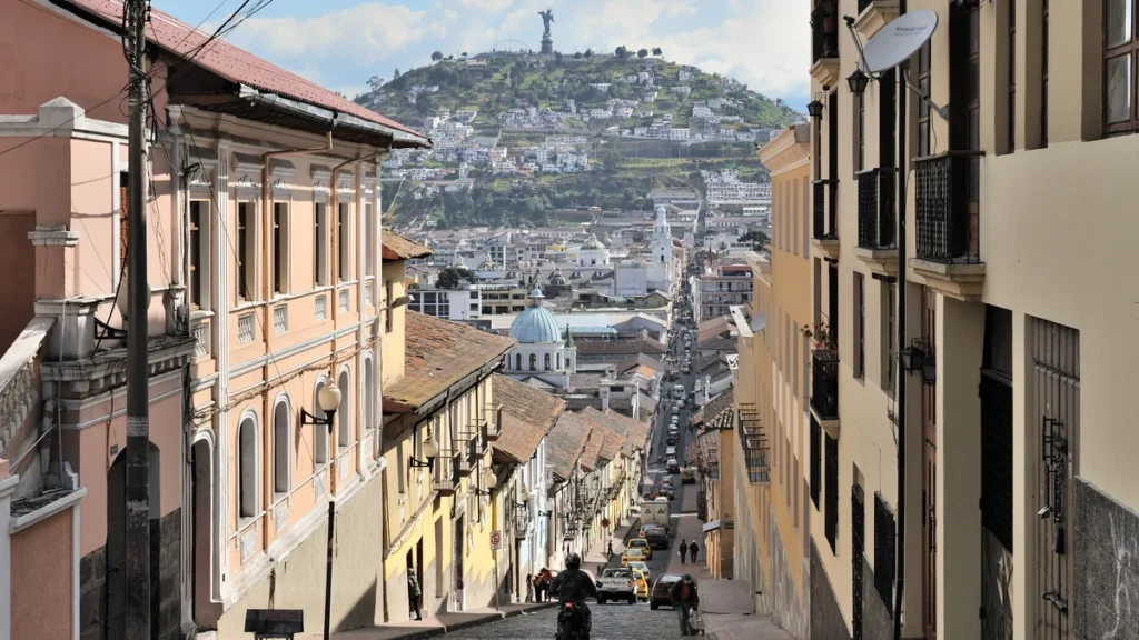 Viviendas y calles del barrio La Vicentina en Quito