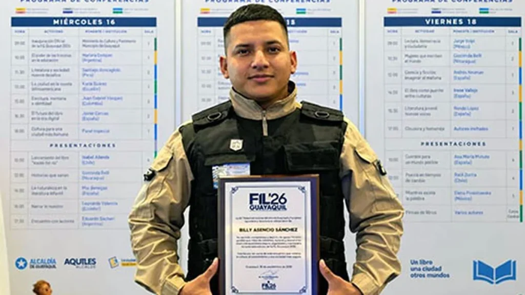 El guardia de seguridad y pianista Billy Asencio recibe homenaje en la Feria del Libro de Guayaquil