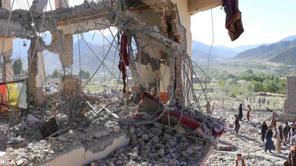 Escombros de estructuras residenciales dañadas por ataques aéreos en el este afgano