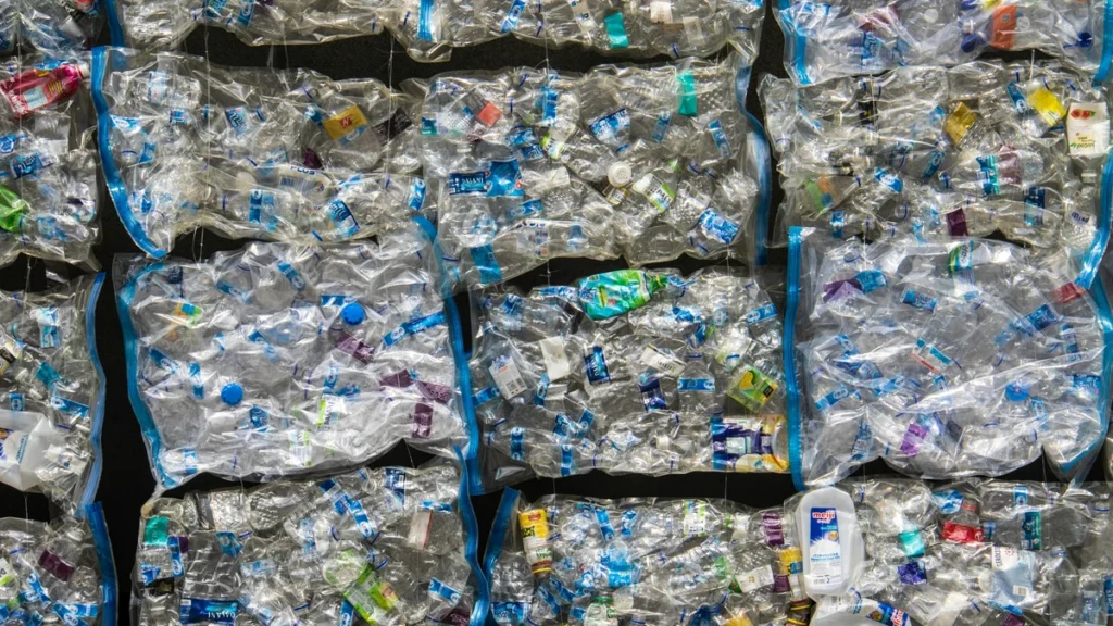 Dispensadores y botellas de vidrio reutilizables en instalaciones hoteleras