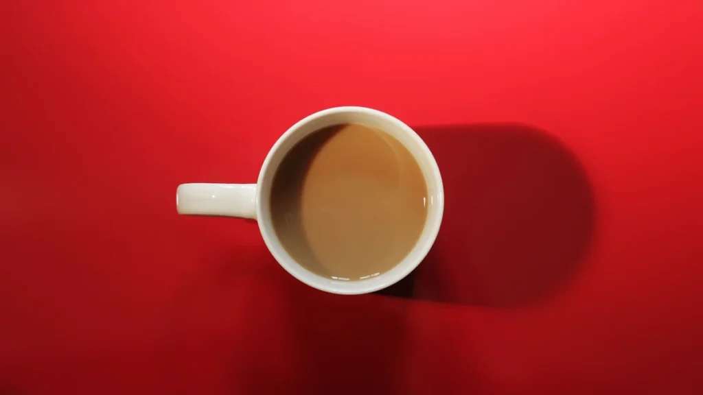 Taza de café vista desde arriba, la bebida en el centro del vínculo entre cafeína y sueño profundo