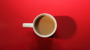 Taza de café vista desde arriba, la bebida en el centro del vínculo entre cafeína y sueño profundo