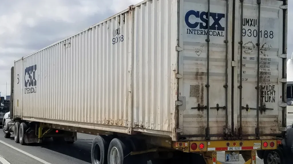 Camión de carga transportando un contenedor en una carretera