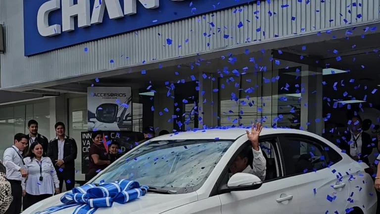 Entrega de llaves del vehículo Changan V3 en concesionario de Guayaquil