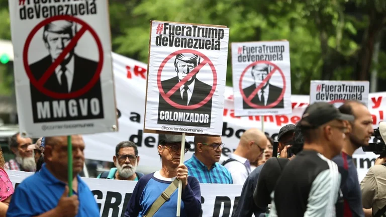 Manifestantes chavistas protestan en las calles de Caracas contra el acuerdo petrolero