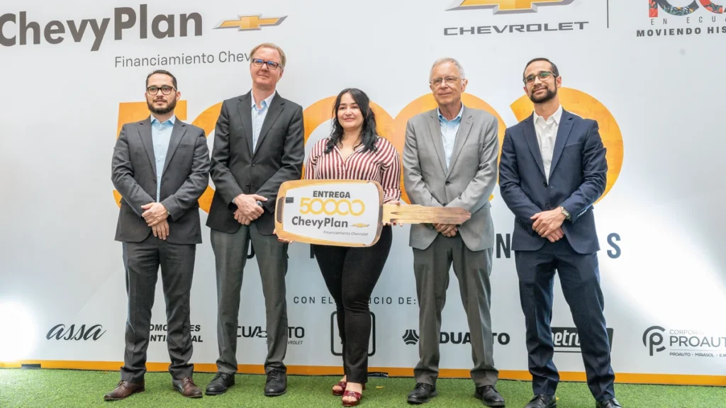 Directivos de ChevyPlan en Ecuador celebran la entrega número 50.000 de vehículos Chevrolet