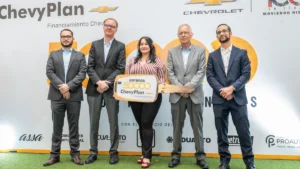 Directivos de ChevyPlan en Ecuador celebran la entrega número 50.000 de vehículos Chevrolet