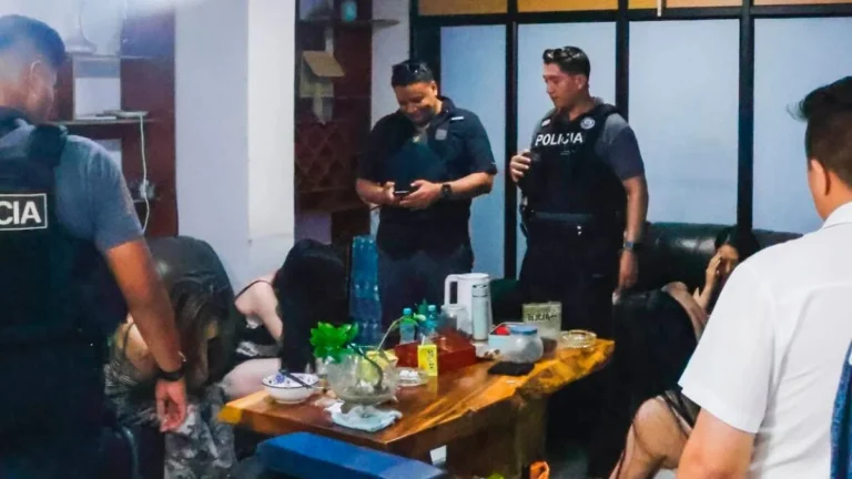Autoridades y policías inspeccionando local clandestino de juegos de azar en Guayaquil