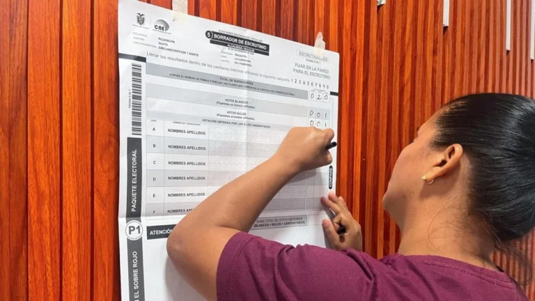 Miembros de mesa del CNE reciben capacitación presencial para comicios en Ecuador