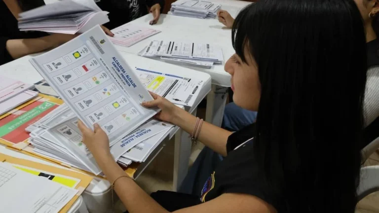 Pleno del Consejo Nacional Electoral durante sesión de calificación de candidaturas