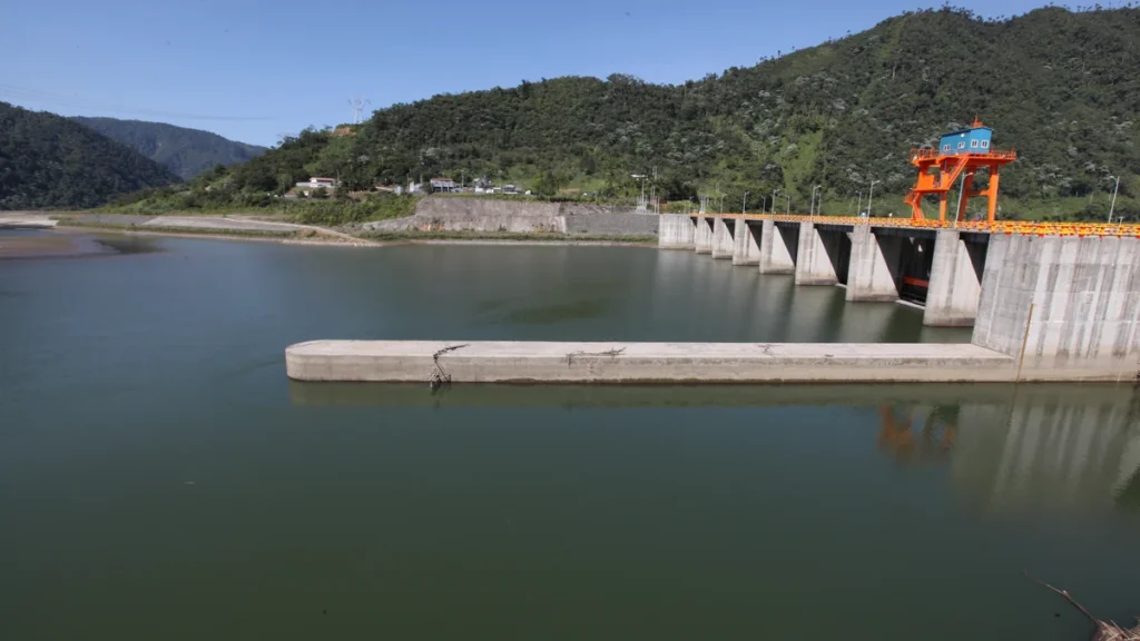 Embalse y compuertas de la central hidroeléctrica Coca Codo Sinclair en el río Coca