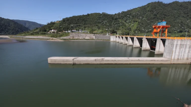 Embalse y compuertas de la central hidroeléctrica Coca Codo Sinclair en el río Coca