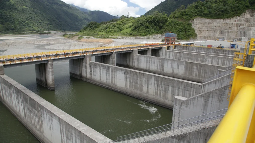 Compuertas de captación de la central hidroeléctrica Coca Codo Sinclair en el río Coca