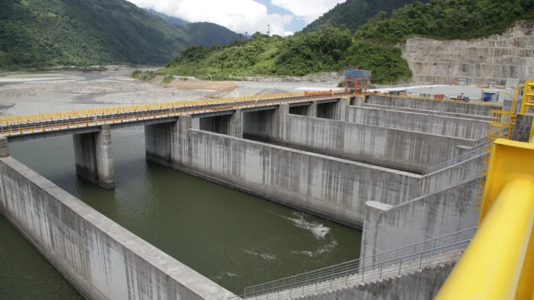 Compuertas de captación de la central hidroeléctrica Coca Codo Sinclair en el río Coca