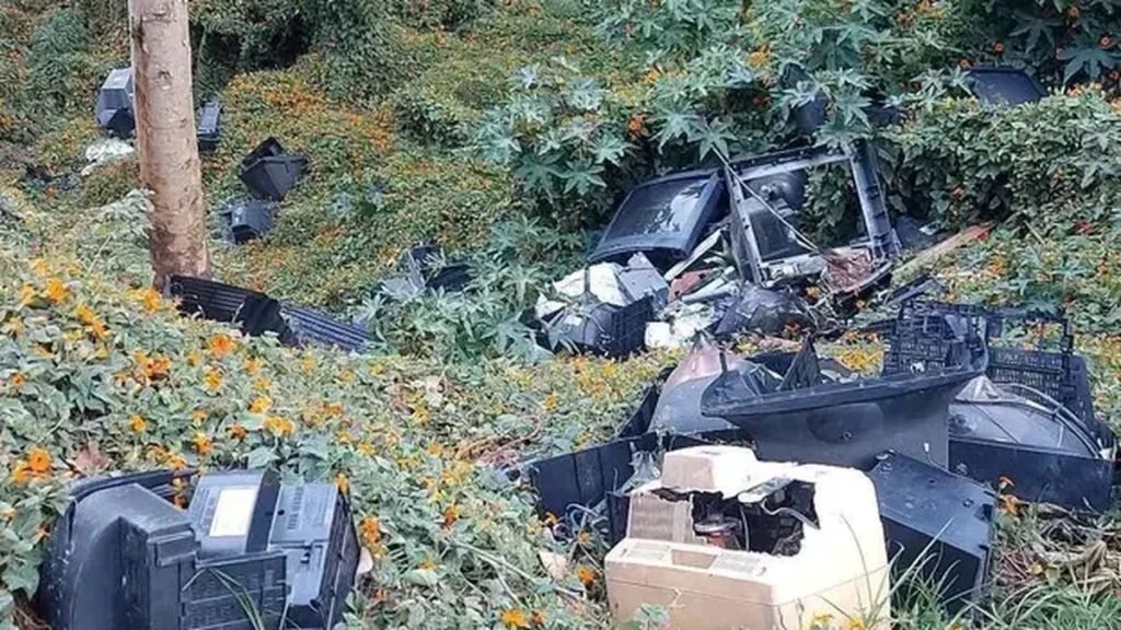 Acumulacion de bolsas de basura en aceras y baches viales en Loja