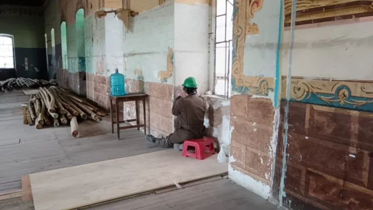 Restauración de murales históricos en el Colegio Febres Cordero de Cuenca