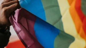 Bandera con los colores del arcoíris símbolo de la comunidad LGBTIQ+ en Colombia