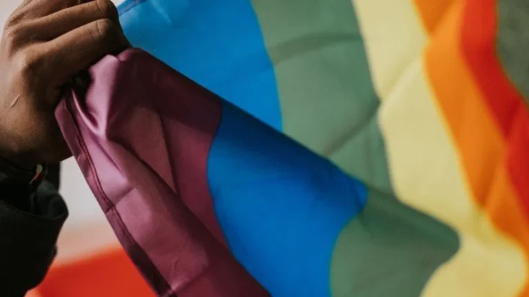 Bandera con los colores del arcoíris símbolo de la comunidad LGBTIQ+ en Colombia