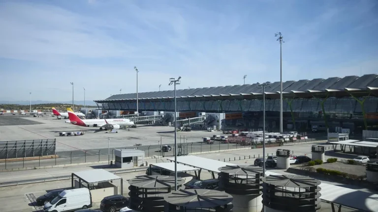 Aeronave comercial volando con motores de combustión limpia y bajo impacto ambiental