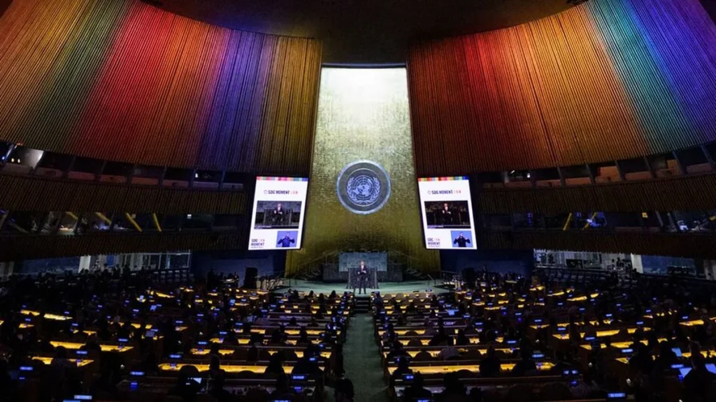 Legisladores de la Comisión Ocasional de Enmiendas debaten informe en el Parlamento
