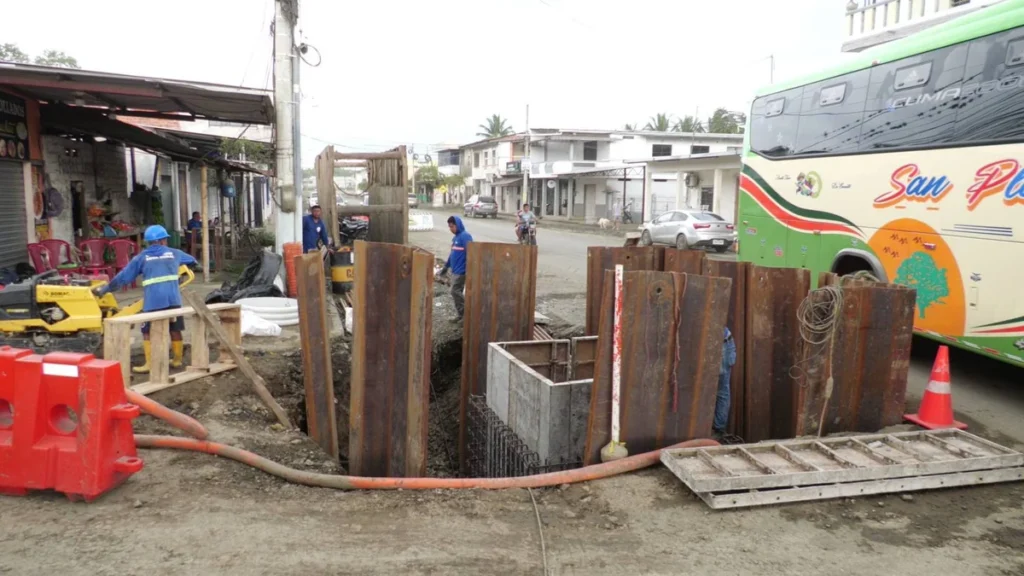 Técnicos de agua potable inspeccionan obras del plan Triple A en Manabí