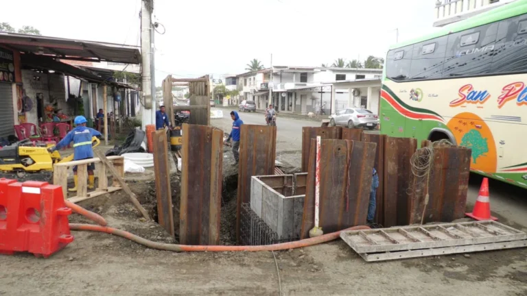 Técnicos de agua potable inspeccionan obras del plan Triple A en Manabí