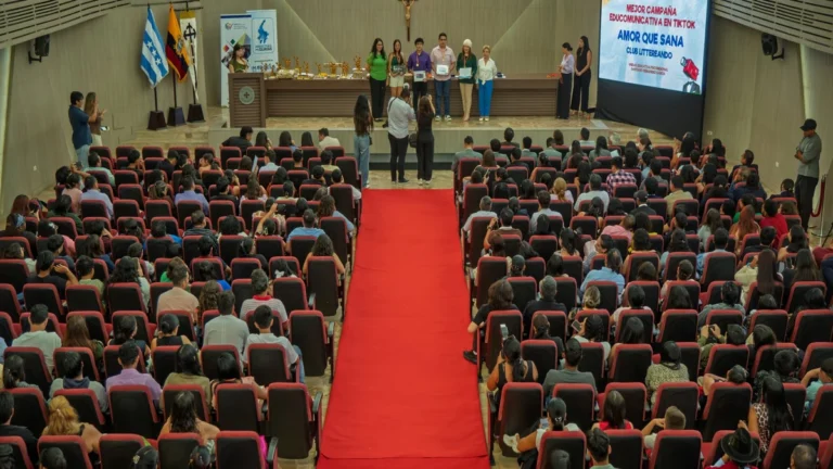 Auditorio cinematográfico durante la presentación del Festival Intercolegial de Cine
