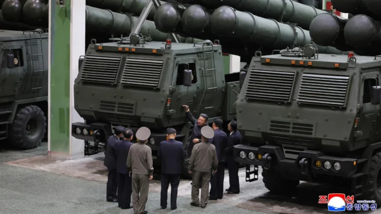 Corea del Norte refuerza su arsenal militar en plantas industriales