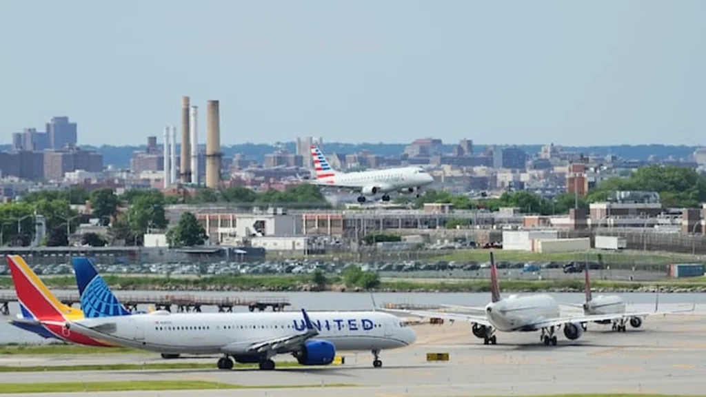 Pasajeros esperando en terminal aérea de Nueva York ante cancelaciones masivas de vuelos