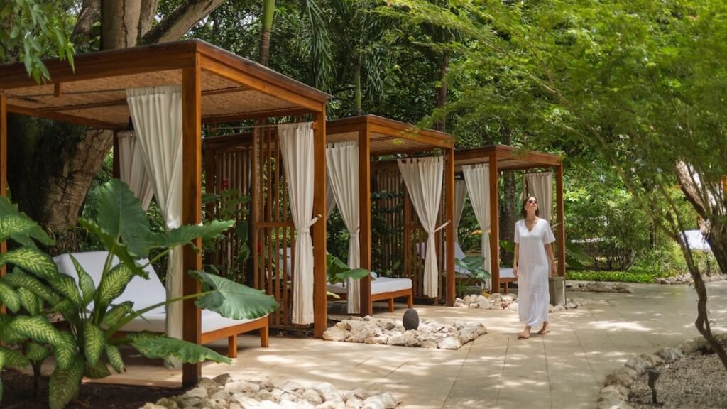 Turista en relajación y contacto con la naturaleza en Costa Rica