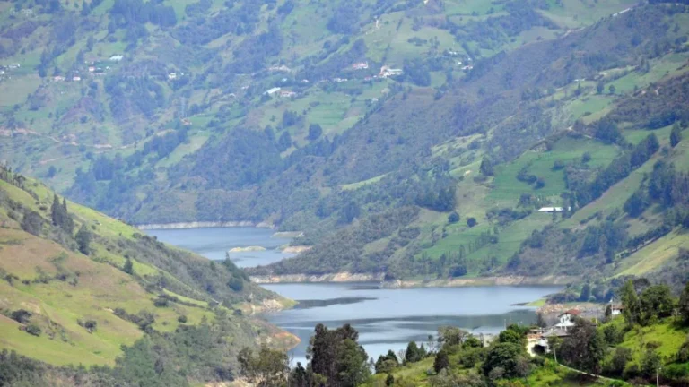 Vista aérea del embalse de Mazar con niveles bajos de agua y orillas descubiertas