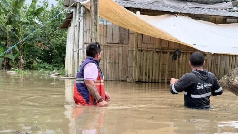 Habitantes caminan por caminos anegados de lodo en Muisne tras desborde del río
