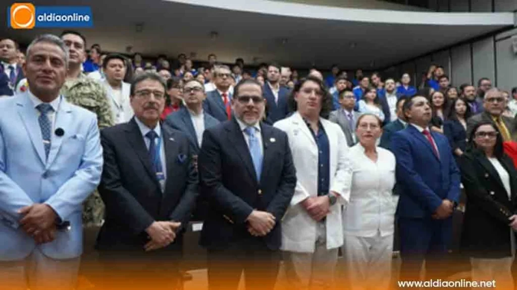 Médicos y enfermeras en sala de atención hospitalaria en Ecuador
