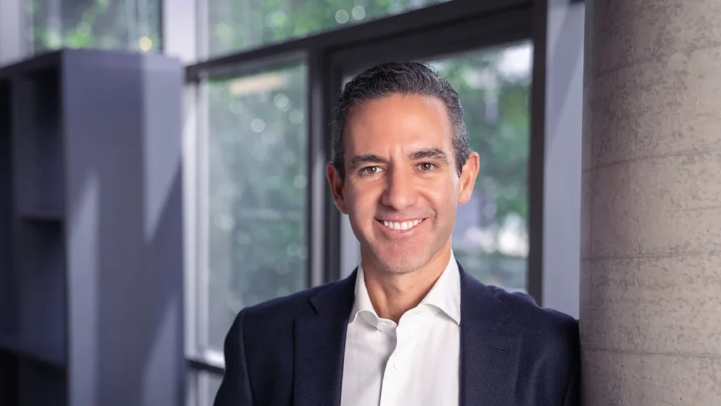 David Vélez, fundador y director ejecutivo de Nubank, sonriendo en un evento financiero