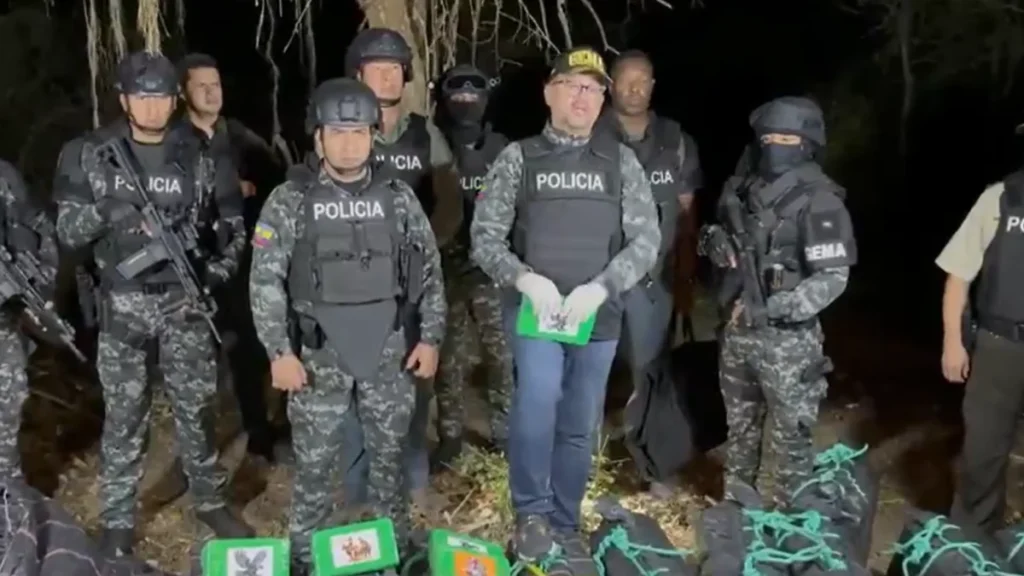 Decomiso de droga y bultos de cocaína custodiados por policías en Manabí