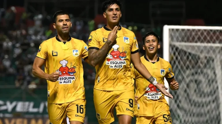 Franco Ayunta marcando de penal para Delfín SC ante Liga de Portoviejo