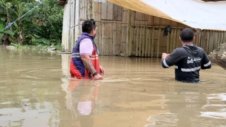 Viviendas anegadas tras el desbordamiento del río Sucio en la provincia de Esmeraldas