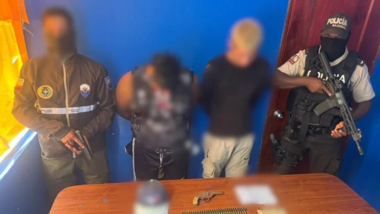 Alias Gordo, menor de edad, y alias Colorado fueron detenidos en Esmeraldas