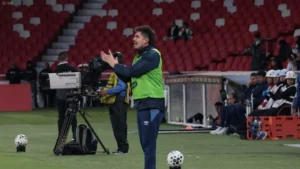 Diego Martínez estratega de Universidad Católica dando indicaciones durante partido de LigaPro
