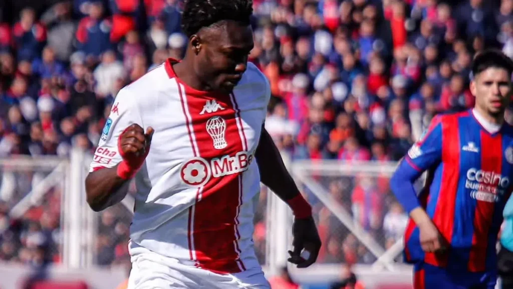 Jordy Caicedo celebra un gol con la camiseta de Huracán
