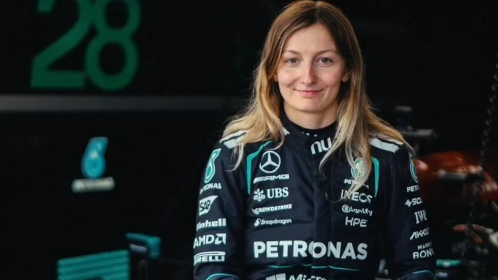 Doriane Pin vestida con mono de competicion del equipo Mercedes-AMG