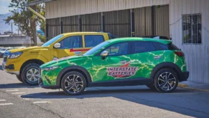 Ejecutivos de Corporación Maresa presentando las marcas Dunlop e Interstate Batteries