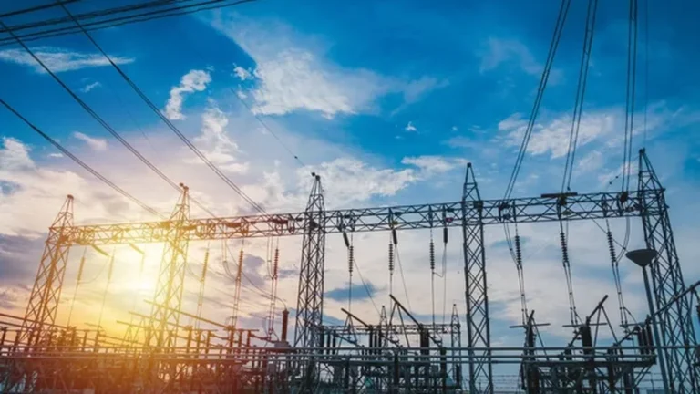 Torres de transmisión eléctrica e infraestructura energética en Ecuador respaldada por inversiones