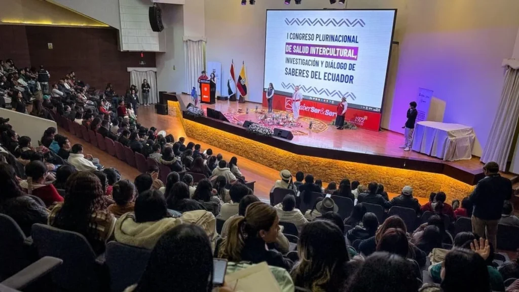 Profesionales de pueblos y nacionalidades indígenas reunidos en el Congreso Plurinacional de Salud Intercultural en Riobamba