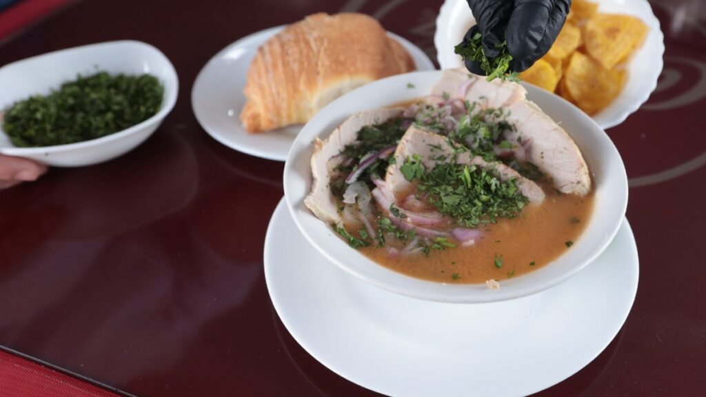 El tradicional encebollado ecuatoriano clasifica a semifinales del Mundial de Comidas