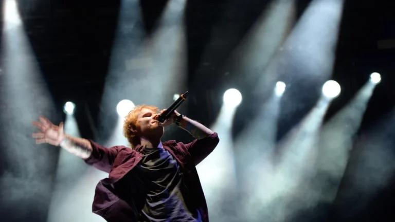 Ed Sheeran en el escenario con guitarra durante un concierto de su gira