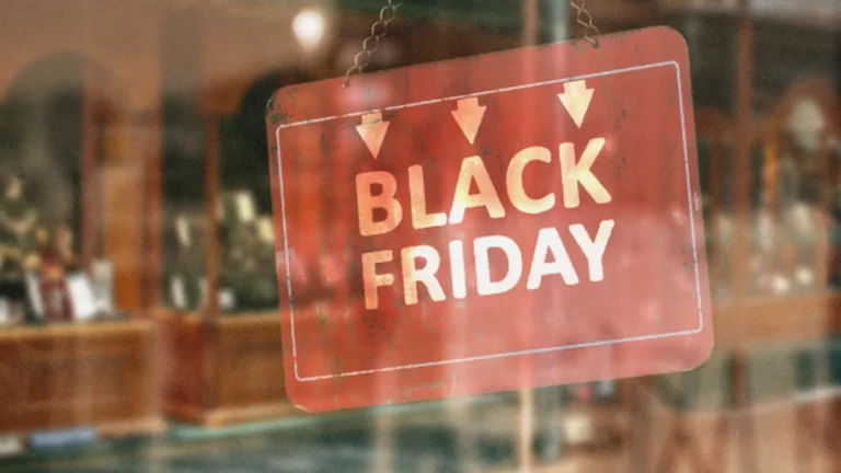 Consumidores observando ofertas de Black Friday en centro comercial de Ecuador