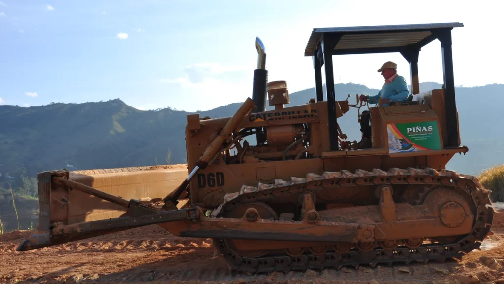 Tractor agrícola similar a los entregados en el cantón Piñas, provincia de El Oro