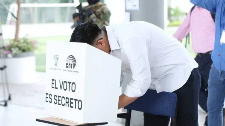 Ciudadanos votando en comicios seccionales de Ecuador